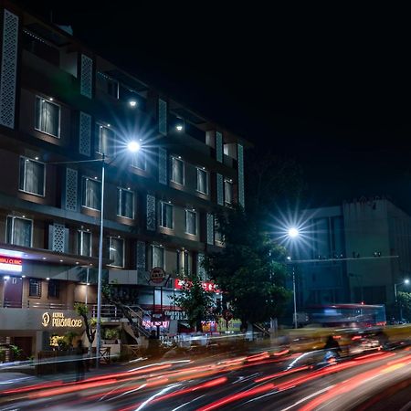 Hotel Pleasant Lake Ahmedabad Eksteriør bilde