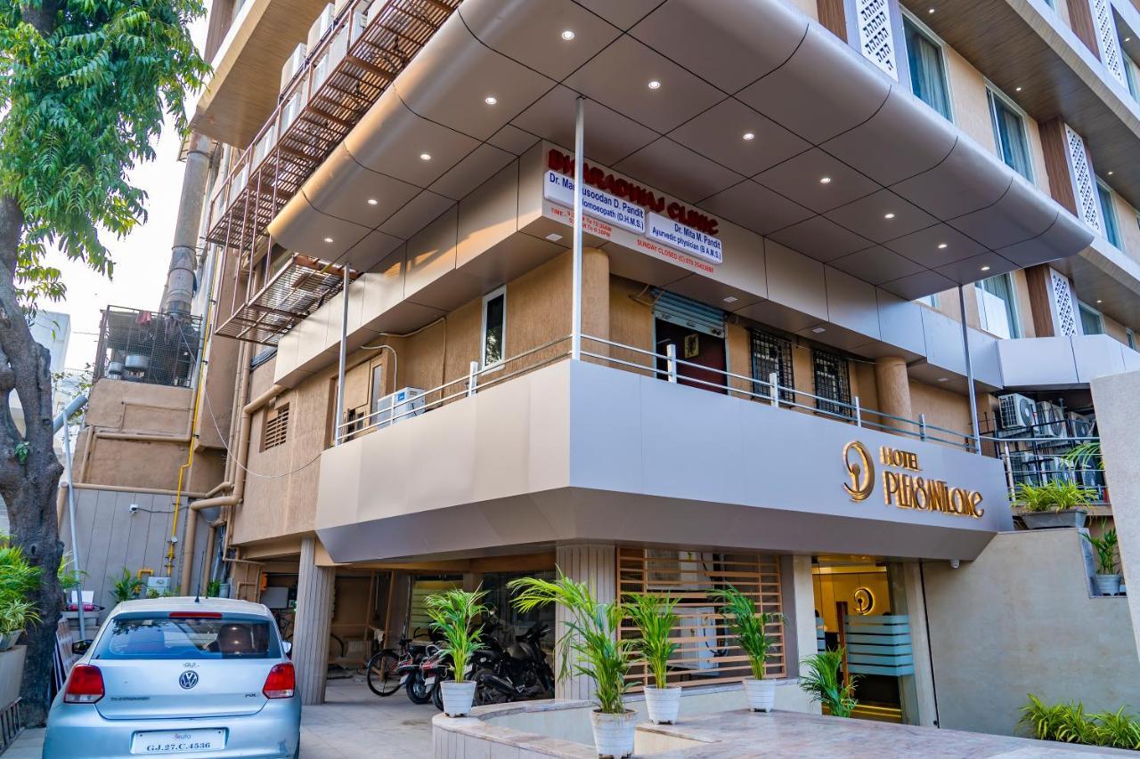Hotel Pleasant Lake Ahmedabad Eksteriør bilde