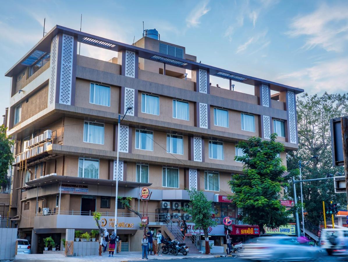 Hotel Pleasant Lake Ahmedabad Eksteriør bilde
