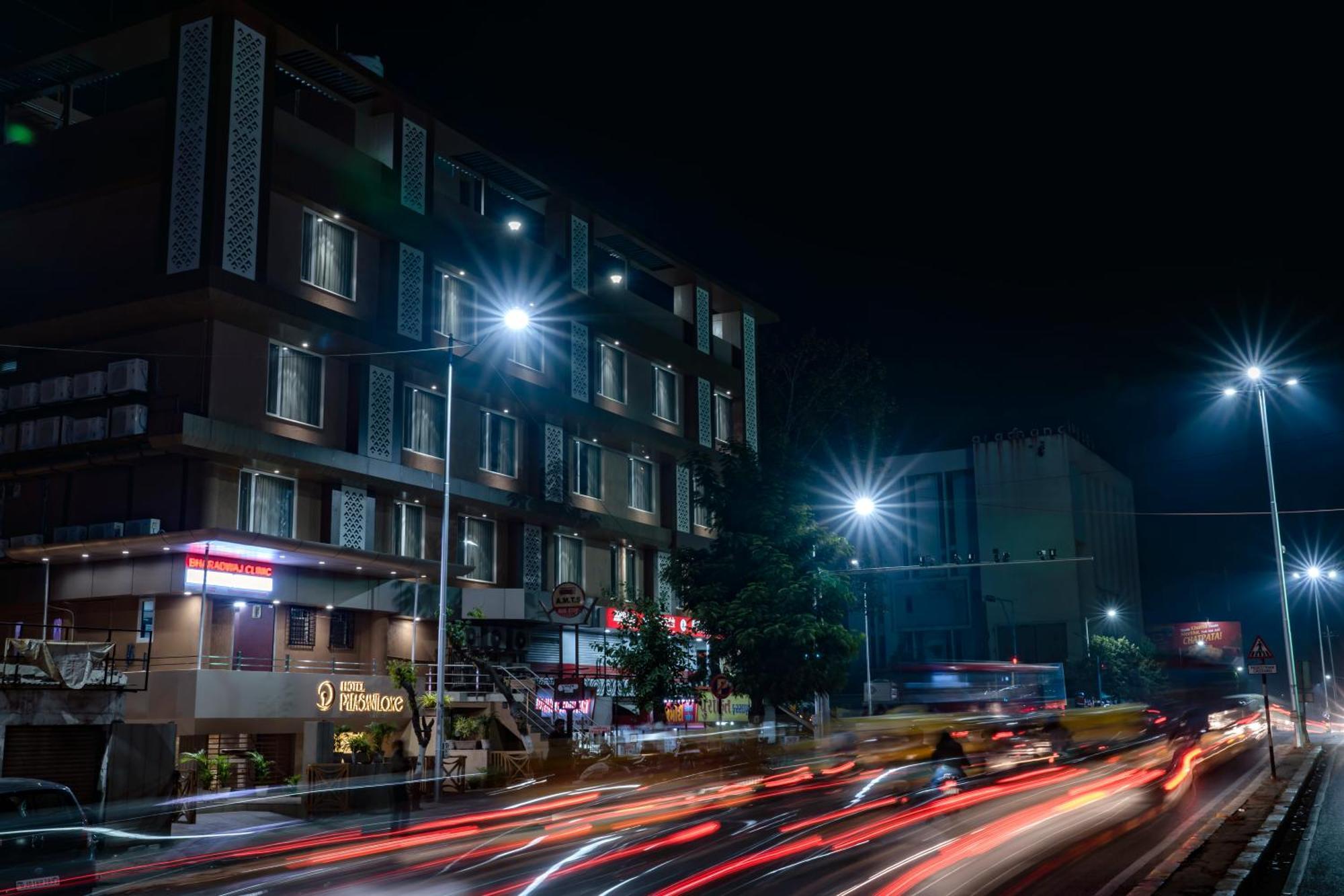 Hotel Pleasant Lake Ahmedabad Eksteriør bilde