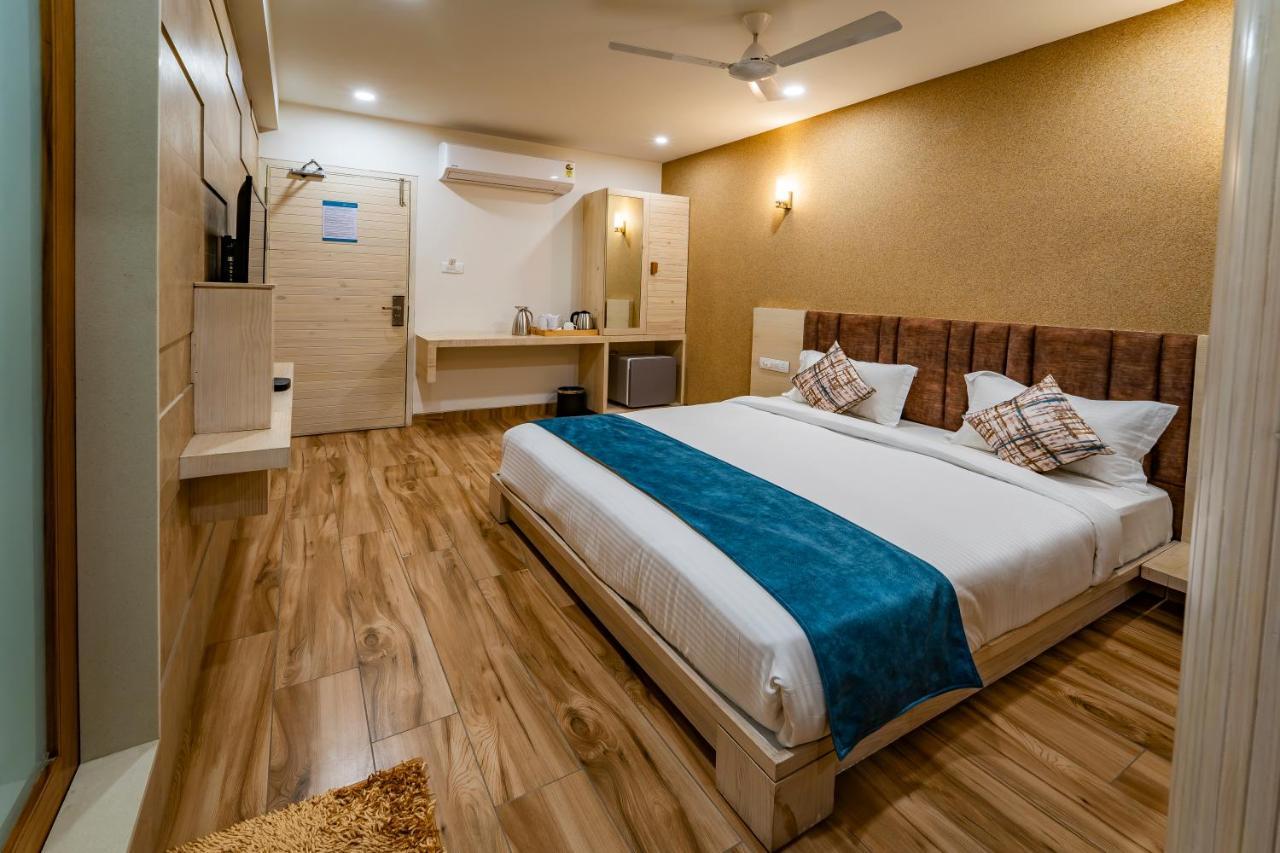 Hotel Pleasant Lake Ahmedabad Eksteriør bilde