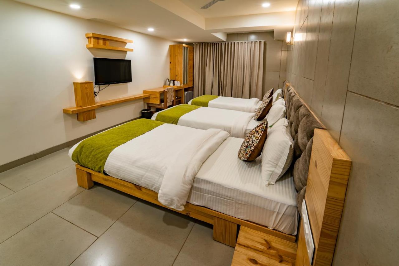 Hotel Pleasant Lake Ahmedabad Eksteriør bilde