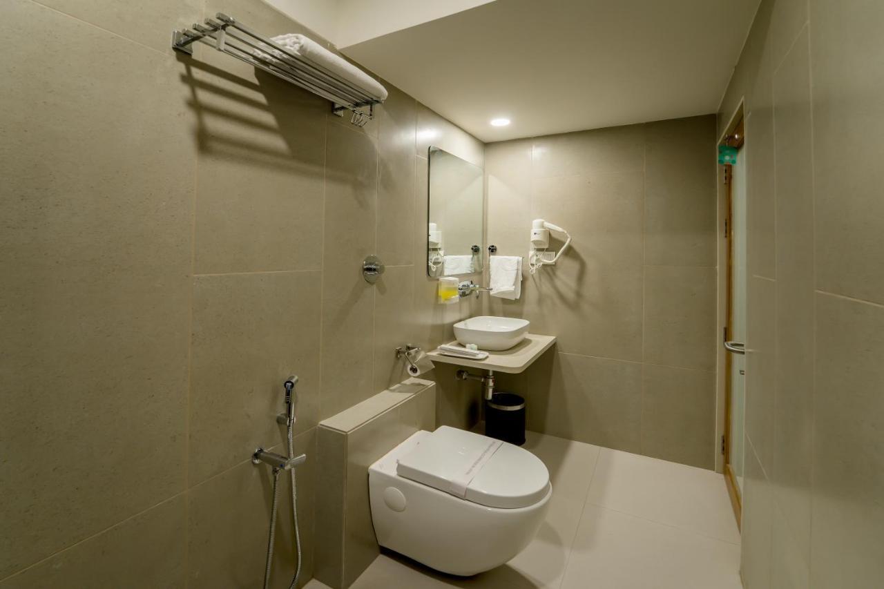 Hotel Pleasant Lake Ahmedabad Eksteriør bilde