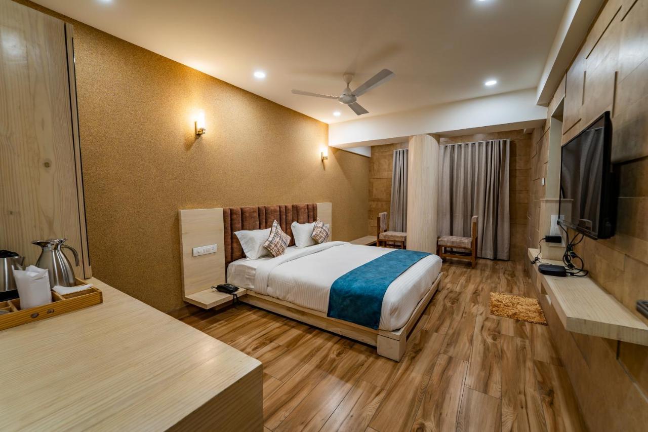 Hotel Pleasant Lake Ahmedabad Eksteriør bilde