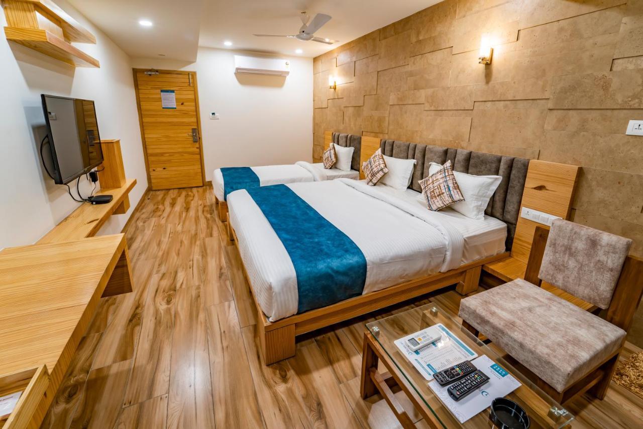 Hotel Pleasant Lake Ahmedabad Eksteriør bilde