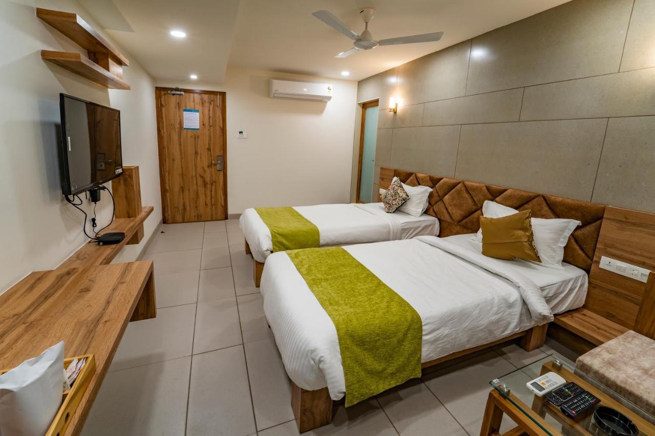 Hotel Pleasant Lake Ahmedabad Eksteriør bilde