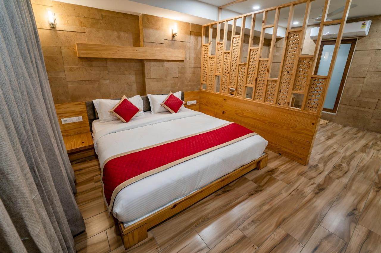 Hotel Pleasant Lake Ahmedabad Eksteriør bilde