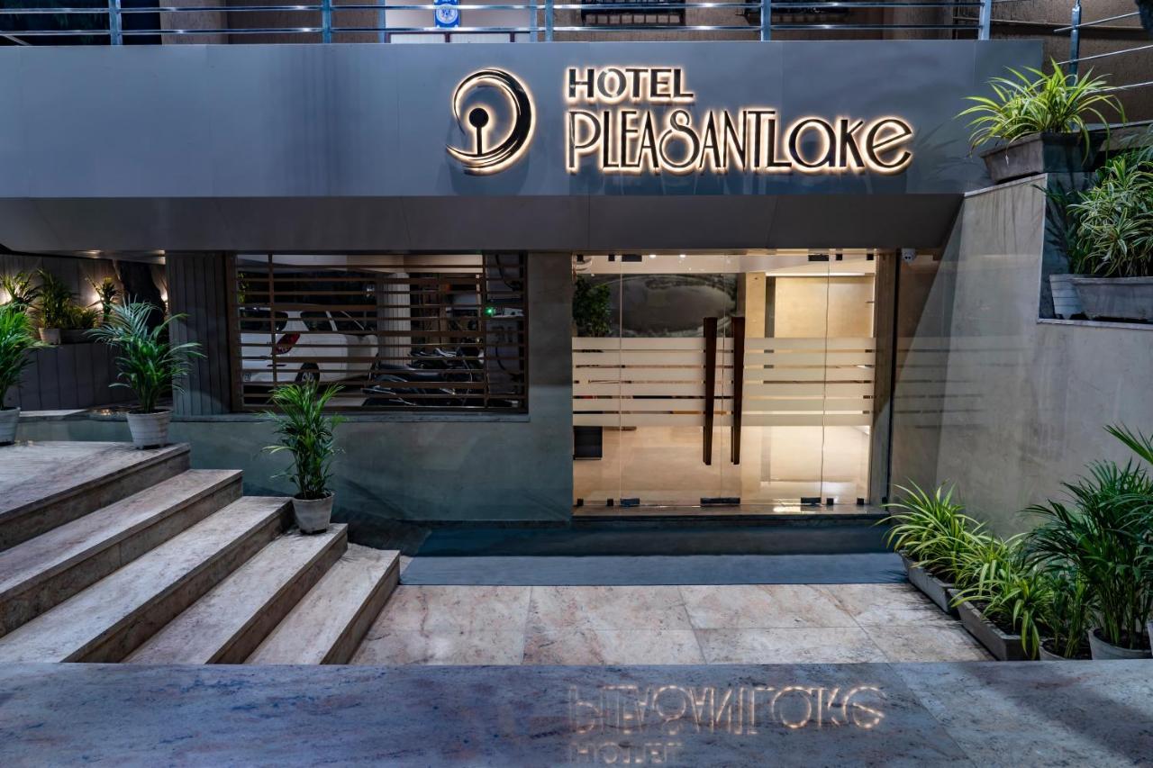 Hotel Pleasant Lake Ahmedabad Eksteriør bilde