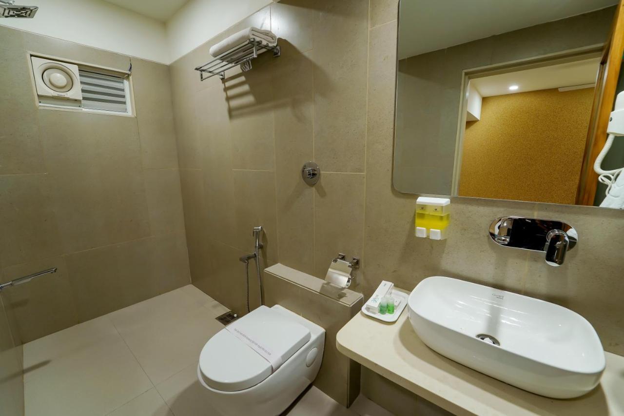 Hotel Pleasant Lake Ahmedabad Eksteriør bilde