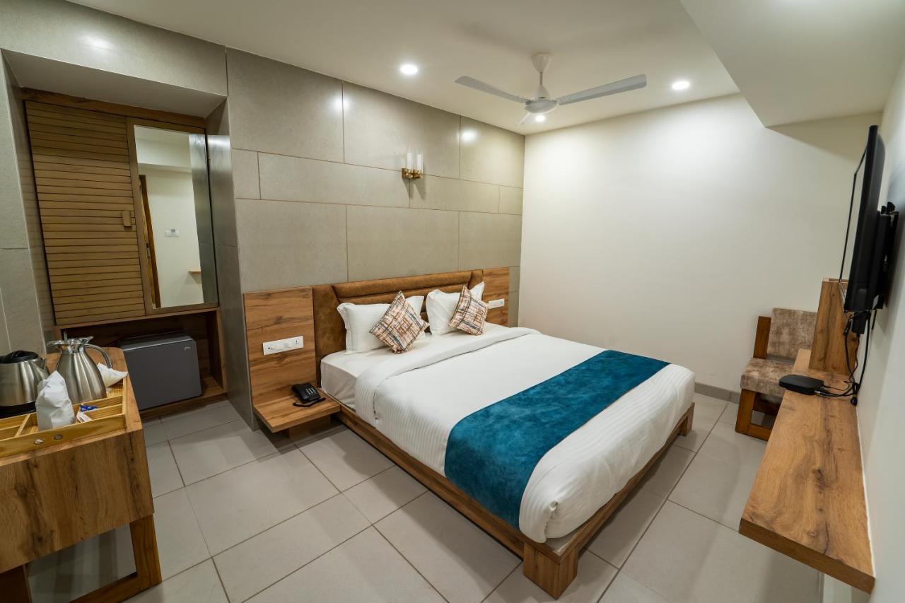 Hotel Pleasant Lake Ahmedabad Eksteriør bilde